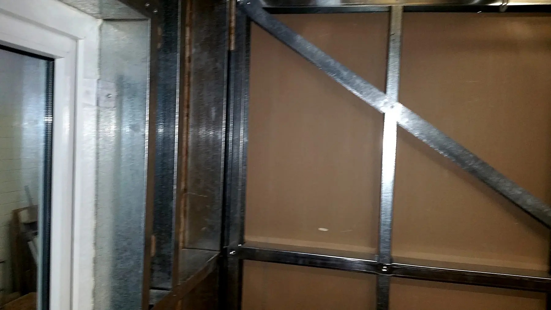 Light gauge steel stud wall with diagonal strap bracing